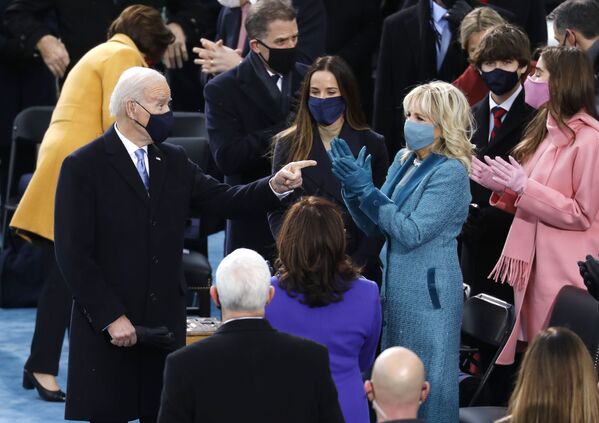 20 يناير/ كانون الثاني 2021 - الرئيس الأمريكي المنتخب جوزيف بايدن مع زوجته جيل بايدن قبل أداء اليمين الدستورية. - سبوتنيك عربي