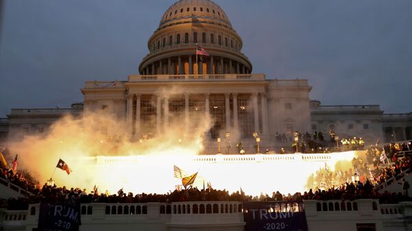 6 يناير/ كانون الثاني 2021 - انفجار ناجم عن ذخيرة للشرطة أثناء تجمع أنصار الرئيس الأمريكي دونالد ترامب أمام مبنى الكابيتول الأمريكي في واشنطن. - سبوتنيك عربي