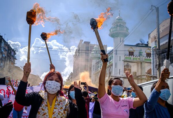 14 يوليو/ تموز 2021 - نساء يحملن مشاعل أثناء مظاهرة ضد الانقلاب العسكري في يانغون، ميانمار. - سبوتنيك عربي