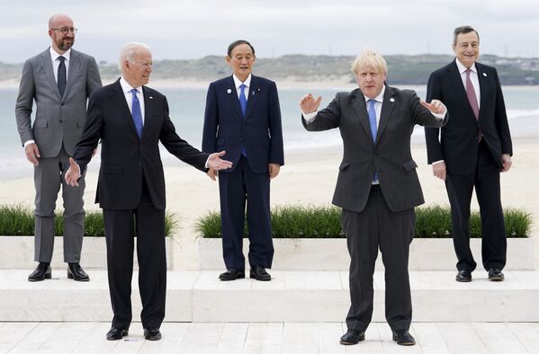 11 يونيو/ حزيران 2021 - قادة مجموعة السبع G7 يستعدون لالتقاط صورة جماعية في اجتماع مجموعة السبع في فندق كاربيس باي في خليج كاربيس، سانت آيفز، كورنوال، إنجلترا - سبوتنيك عربي