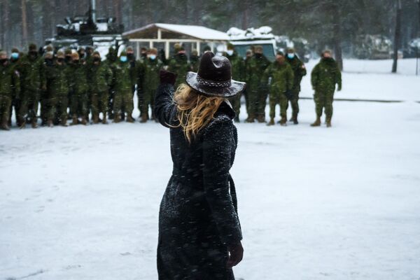 29 نوفمبر/ تشرين الثاني 2021 - ميلاني جولي، وزيرة خارجية كندا تغادر بعد اجتماع مع القوات العسكرية الكندية في قاعدة ادازي (Adazi) العسكرية في لاتفيا. - سبوتنيك عربي