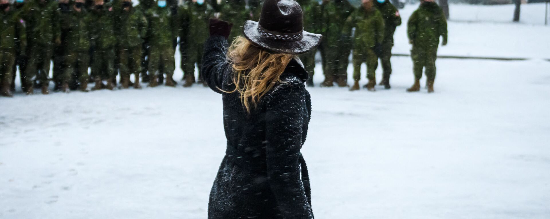 29 نوفمبر/ تشرين الثاني 2021 - ميلاني جولي، وزيرة خارجية كندا تغادر بعد اجتماع مع القوات العسكرية الكندية في قاعدة ادازي (Adazi) العسكرية في لاتفيا. - سبوتنيك عربي, 1920, 05.12.2022