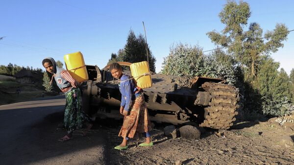 دبابة تعرضت للهجوم خلال التصعيد العسكري بين قوات الجيش الإثيوبي وقوات جبهة تيغراي، 7 ديسمبر 2021 - سبوتنيك عربي