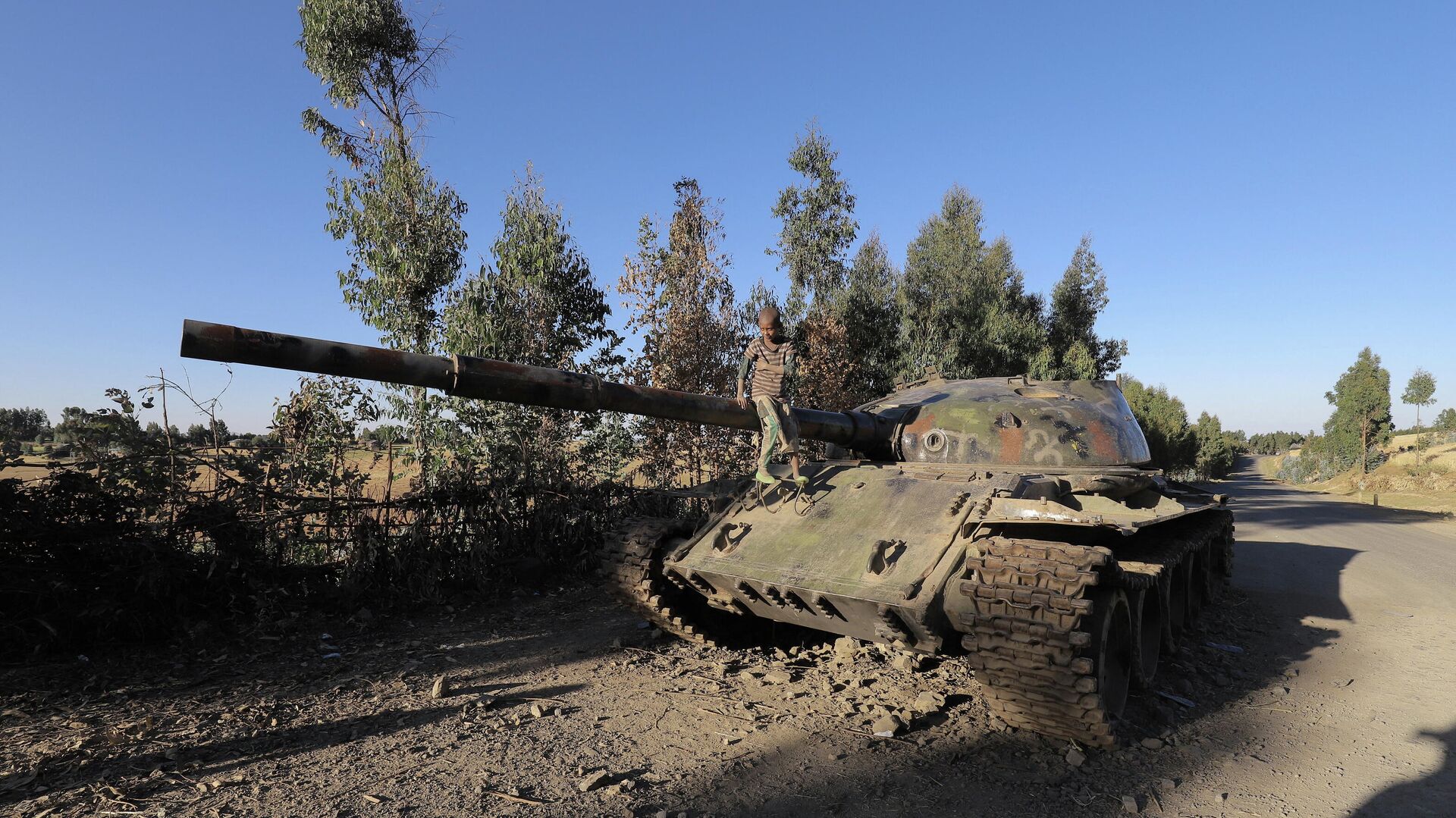 دبابة تعرضت للهجوم خلال التصعيد العسكري بين قوات الجيش الإثيوبي وقوات جبهة تيغراي، 7 ديسمبر 2021 - سبوتنيك عربي, 1920, 09.01.2022
