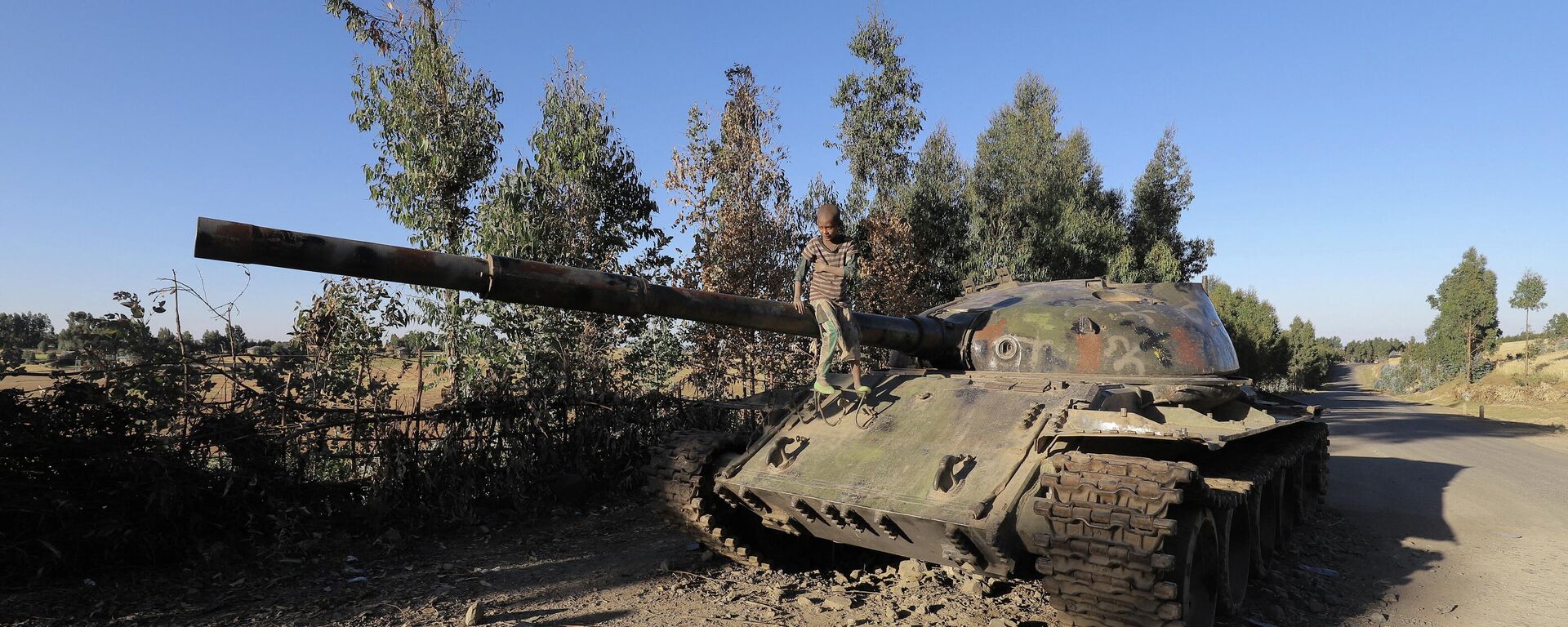 دبابة تعرضت للهجوم خلال التصعيد العسكري بين قوات الجيش الإثيوبي وقوات جبهة تيغراي، 7 ديسمبر 2021 - سبوتنيك عربي, 1920, 22.01.2022