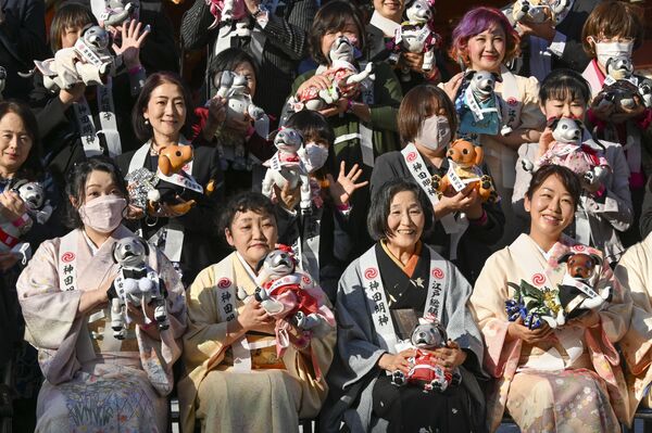مُلاك الروبوت الأليف Aibo من شركة سوني يقفون لالتقاط صورة تذكارية خلال حدث حتفلي بمناسبة عيد ميلاد Aibo الثالث، طوكيو، اليابان 12 نوفمبر 2021. - سبوتنيك عربي