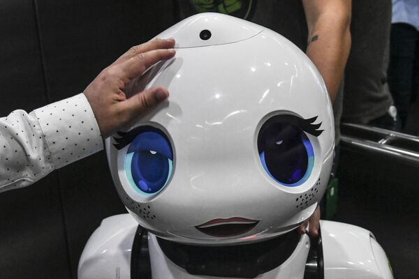 يختبر مهندسون ومصممون روبوتًا يُعرف باسم إيما في المقر الرئيسي لشركة Empresas Publicas de Medellin في ميديلين، كولومبيا، 22 سبتمبر 2021. - سبوتنيك عربي