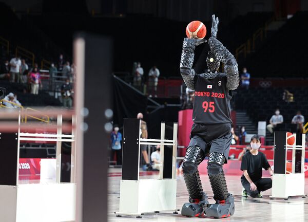 روبوت يُدعى كيو (CUE) يلعب كرة السلة خلال الشوط الأول من مباراة المجموعة الثانية التمهيدية للرجال بين الولايات المتحدة وفرنسا في 25 يوليو 2021، خلال دورة الألعاب الأولمبية في طوكيو 2020 في سايتاما سوبر أرينا. - سبوتنيك عربي