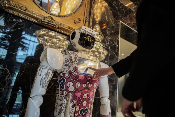 موظف استقبال يطلب معلومات من روبوت من قبل شركة CTRL Robotics في قاعة فندق سكاي في ساندتون، جنوب إفريقيا، 29 يناير 2021. - سبوتنيك عربي