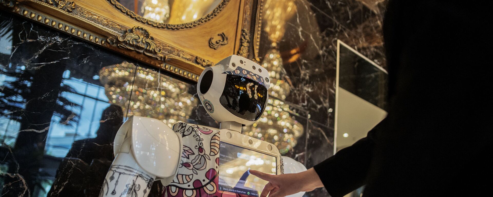 موظف استقبال يطلب معلومات من روبوت من قبل شركة CTRL Robotics في قاعة فندق سكاي في ساندتون، جنوب إفريقيا، 29 يناير 2021. - سبوتنيك عربي, 1920, 20.02.2022