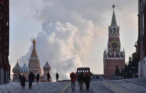 بخار يتصاعد خلف كاتدرائية باسيل، وبرج سباسكايا في الساحة الحمراء في يوم شتاء بارد وسط موسكو  روسيا 22 ديسمبر 2021 - سبوتنيك عربي