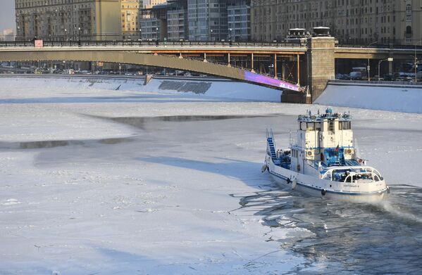 سفينة في نهر موسكو، روسيا 22 ديسمبر 2021 - سبوتنيك عربي
