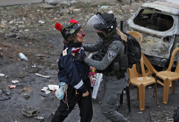 متظاهر يشتبك مع عنصر من قوات الأمن الإسرائيلية خلال مظاهرة في حي الشيخ جراح بالقدس الشرقية المحتلة، 17 ديسمبر 2021. - سبوتنيك عربي