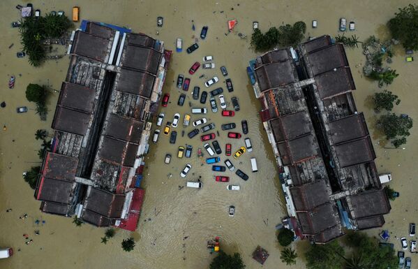 مشهد من الجو يُظهر مركبات ومباني غمرتها الفيضانات في تامان سري مودا بشاه علم، أحد أكثر الأحياء تضررًا في ولاية سيلانجور، ماليزيا، 21 ديسمبر 2021. - سبوتنيك عربي