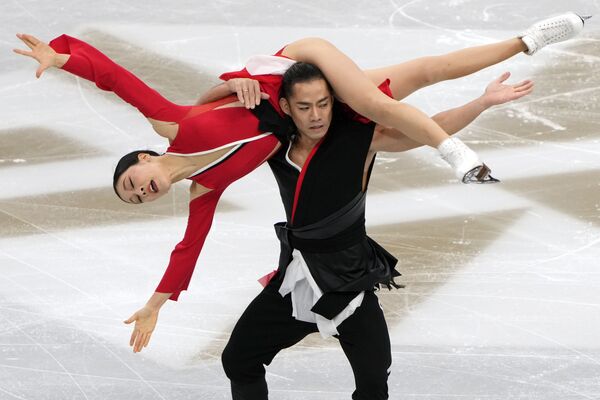 كانا موراموتو ودايسوكو تاكاهاشي يؤديان رقصة إيقاعية لمسابقة الرقص على الجليد في بطولة اليابان للتزلج على الجليد في سايتاما سوبر أرينا، في سايتاما ، شمال طوكيو ، الخميس 23 ديسمبر 2021. - سبوتنيك عربي