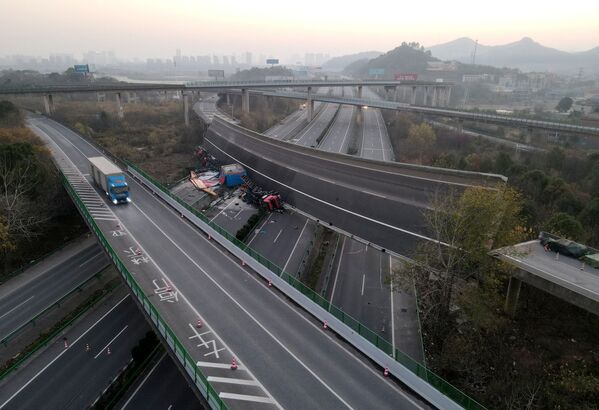 مركبات مقلوبة شوهدت في الموقع الذي انهار فيه جسر على الطريق السريع في إيجو، مقاطعة هوبي، الصين، 19 ديسمبر 2021. - سبوتنيك عربي