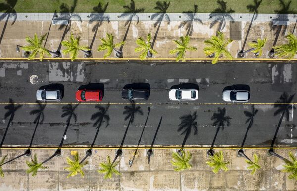 في هذا المنظر الجوي، ينتظر السائقون في طابور ليتم اختبارهم لـ كوفيد-19، في مركز اختبار القيادة الذي تديره إدارة الصحة في بورتوريكو في ساحة انتظار استاد هيرام بيثورن، في سان خوان، بورتوريكو، 18 ديسمبر 2021 . - سبوتنيك عربي