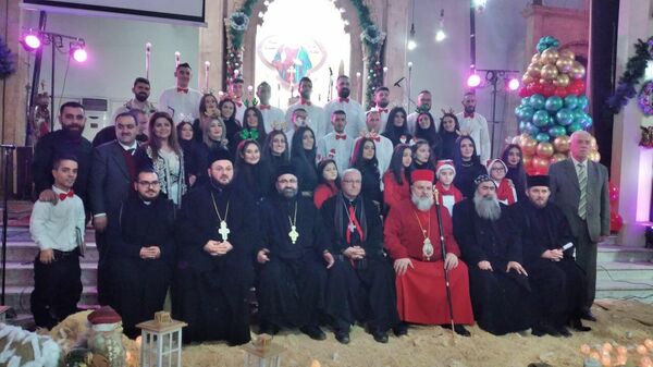 تراتيل الميلاد تصدح بأناشيد الوطن في كنيسة مار جرجس شرقي سوريا - سبوتنيك عربي