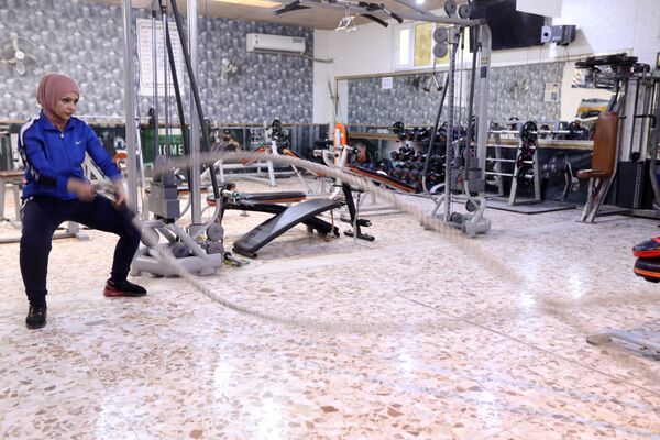 الملاكمة العراقية، بشرى عبد الزهرة، البالغة من العمر 36 عامًا، تتدرب بالحبل في صالة ألعاب رياضية في النجف، العراق ، 24 ديسمبر 2021 - سبوتنيك عربي