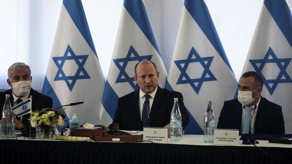 رئيس الوزراء الإسرائيلي نفتالي بينيت خلال اجتماع في كيبوتس ميفو حاما، الجولان المحتلة، 26 ديسمبر 2021 - سبوتنيك عربي