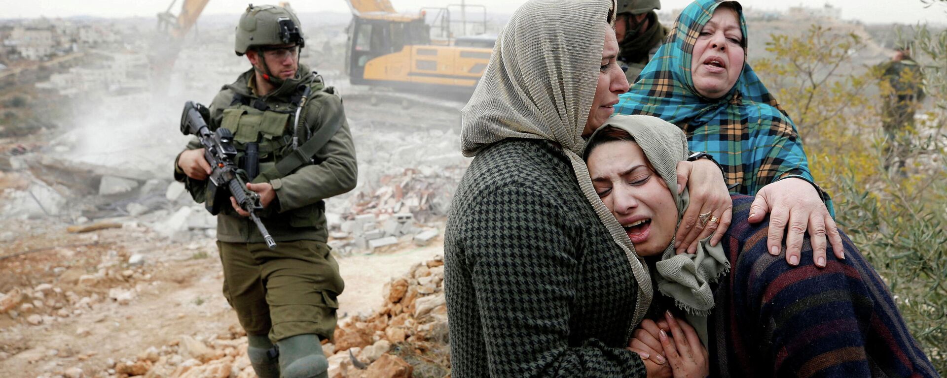 رد فعل النساء الفلسطينيات بيتنما تقوم القوات الإسرائيلية بتدمير منزلهم في الخليل، الضفة الغربية المحتلة، 28 ديسمبر 2021 - سبوتنيك عربي, 1920, 30.01.2022