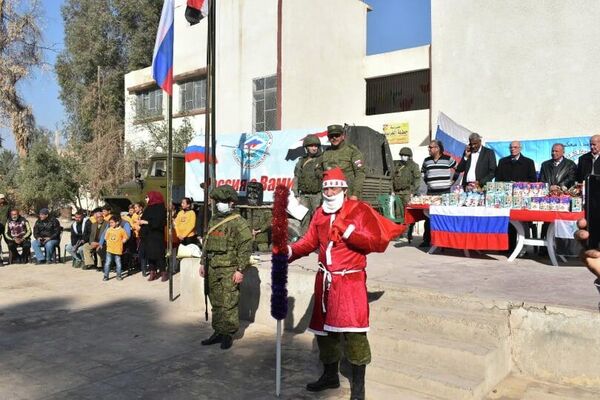 جنود الجيش الروسي يحتفلون برأس السنة مع أطفال بلدة سورية - سبوتنيك عربي