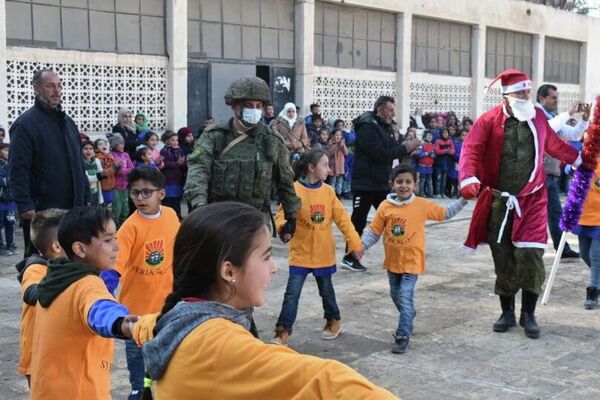 جنود الجيش الروسي يحتفلون برأس السنة مع أطفال بلدة سورية
 - سبوتنيك عربي