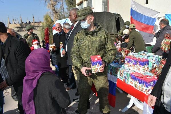 جنود الجيش الروسي يحتفلون برأس السنة مع أطفال بلدة سورية
 - سبوتنيك عربي