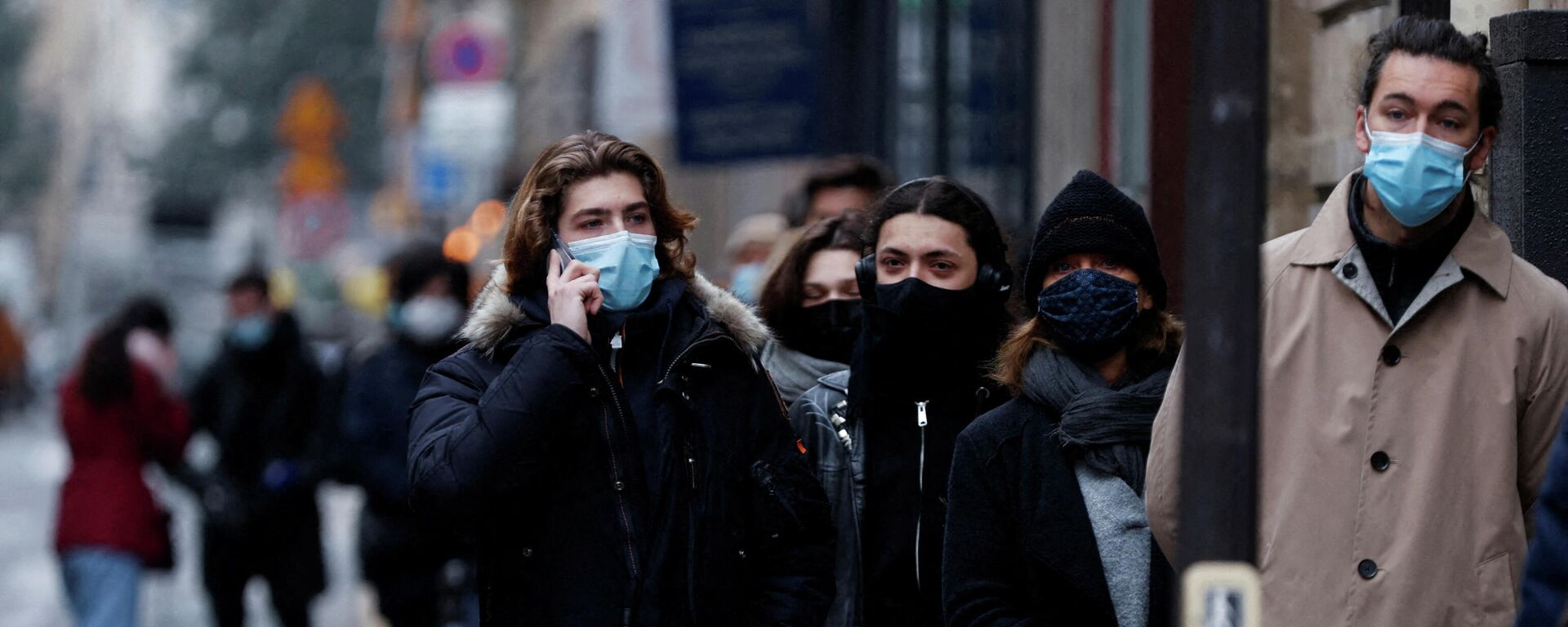 أشخاص يرتدون كمامات واقية من كورونا باريس فرنسا 23 ديسمبر 2021 - سبوتنيك عربي, 1920, 07.01.2022