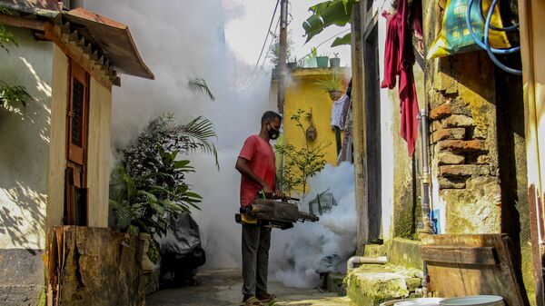 أحد العاملين بالخدمات الصحية يرش المبيدات كإجراء وقائي ضد حمى الضنك التي ينقلها البعوض في كولومبو بسريلانكا 20 ديسمبر 2021 - سبوتنيك عربي