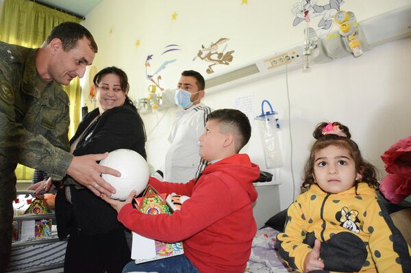 الجيش الروسي يقدم أدوية علاجية وهدايا للأطفال المصابين بالسرطان في سوريا - سبوتنيك عربي