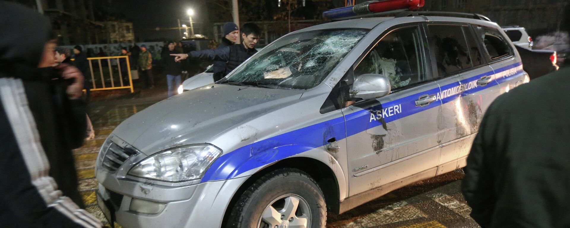المتظاهرون يحاصرون سيارة شرطة خلال احتجاجات على ارتفاع أسعار الغاز في كازاخستان، يناير 2022. - سبوتنيك عربي, 1920, 05.01.2022
