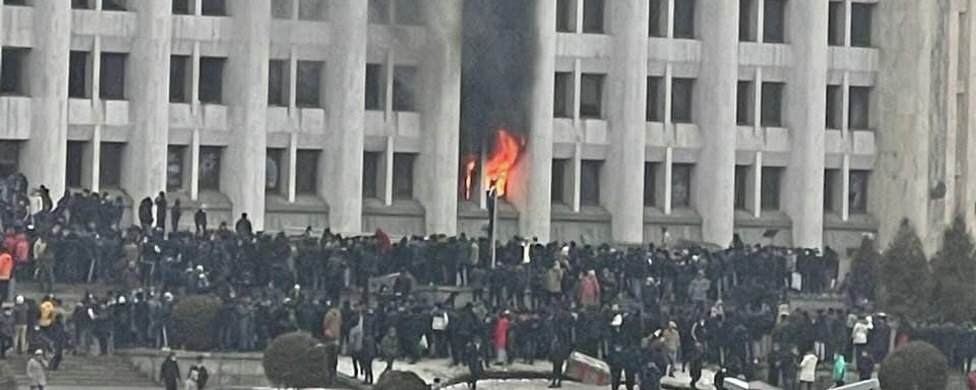 المتظاهرون في ألما آتا يقتحمون مبنى البلدية وسماع إطلاق نار - سبوتنيك عربي, 1920, 05.01.2022