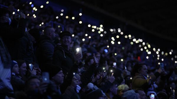جماهير ليستر سيتي تضيء هواتفهم بعد إطفاء الأضواء الكاشفة بملعب المباراة واتفورد - سبوتنيك عربي
