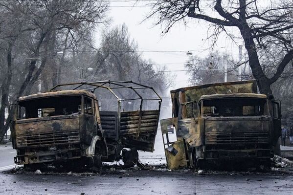 شاحنات محترقة في أحد شوارع مدينة ألماتي، كازاخستان 9 يناير 2022. - سبوتنيك عربي