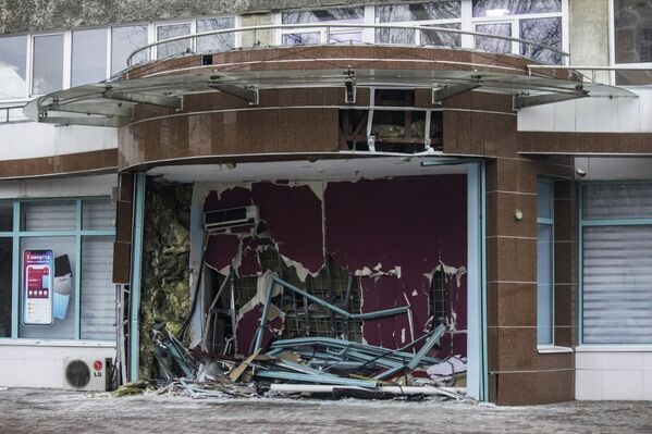 تدمير مدخل المبنى خلال أعمال الشغب في ألماتي، كازاخستان 9 يناير 2022 - سبوتنيك عربي