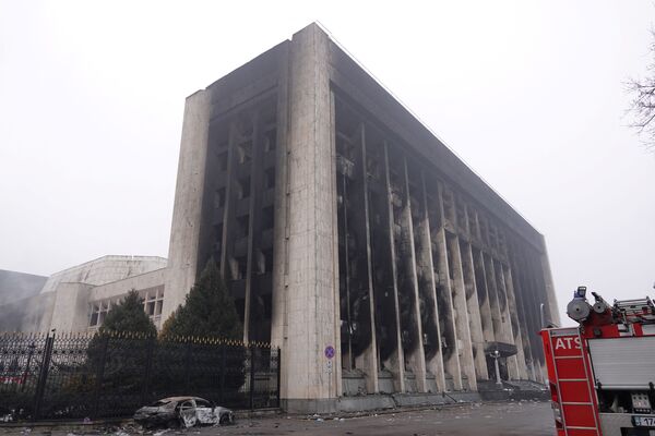 منظر يُظهر مقر إدارة المدينة، الذي أضرمت فيه النيران خلال الاحتجاجات التي اندلعت بسبب زيادة أسعار الوقود في ألماتي، كازاخستان في 7 يناير 2022. - سبوتنيك عربي