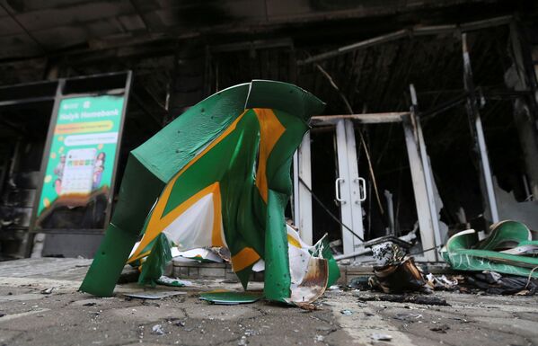 منظر يُظهر مبنى محترقًا لفرع بنك هاليك، بعد احتجاجات حاشدة أثارتها زيادة أسعار الوقود في ألماتي، كازاخستان في 9 يناير 2022. - سبوتنيك عربي