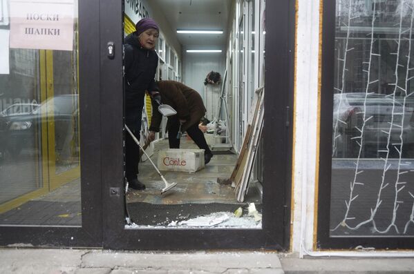 يقوم الباعة بتنظيف متجرهم الذي تعرض للاقتحام والنهب خلال الاشتباكات في ألماتي، كازاخستان، 10 يناير 2022. - سبوتنيك عربي