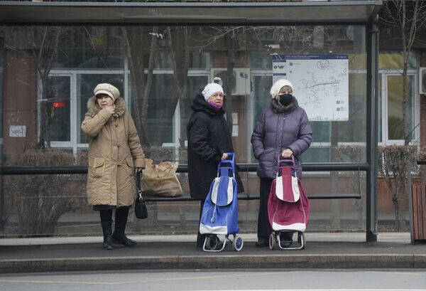 نساء ينتظرن حافلة في محطة للحافلات في ألماتي، كازاخستان، 10 يناير 2022. - سبوتنيك عربي
