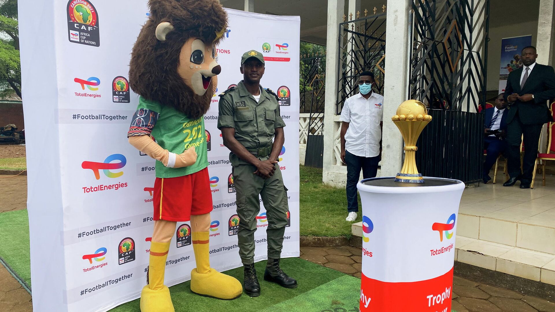 أحد أفراد قوات الأمن يقف مع تميمة كأس الأمم الأفريقية خلال تقديم كأس البطولة في ليمبي، الكاميرون، 27 ديسمبر 2021 - سبوتنيك عربي, 1920, 13.01.2022