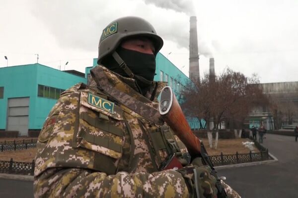 أحد عناصر قوات حفظ السلام (ضمن منظمة معاهدة الأمن الجماعي) في مطار ألماتي، كازاخستان 11 يناير 2022. - سبوتنيك عربي