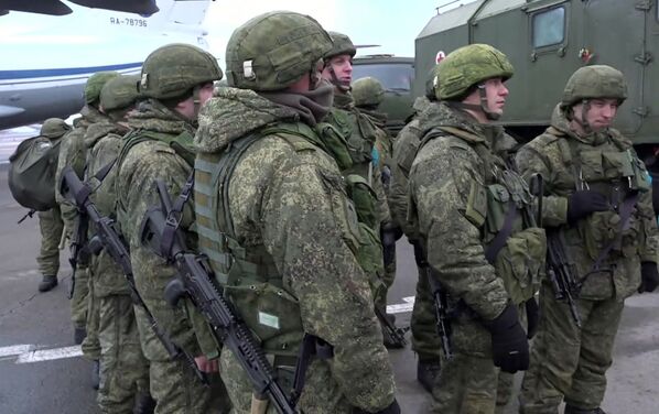 المعدات العسكرية التابعة لقوات حفظ السلام (ضمن منظمة معاهدة الأمن الجماعي) تصل مطار ألماتي، كازاخستان 9 يناير 2022. - سبوتنيك عربي