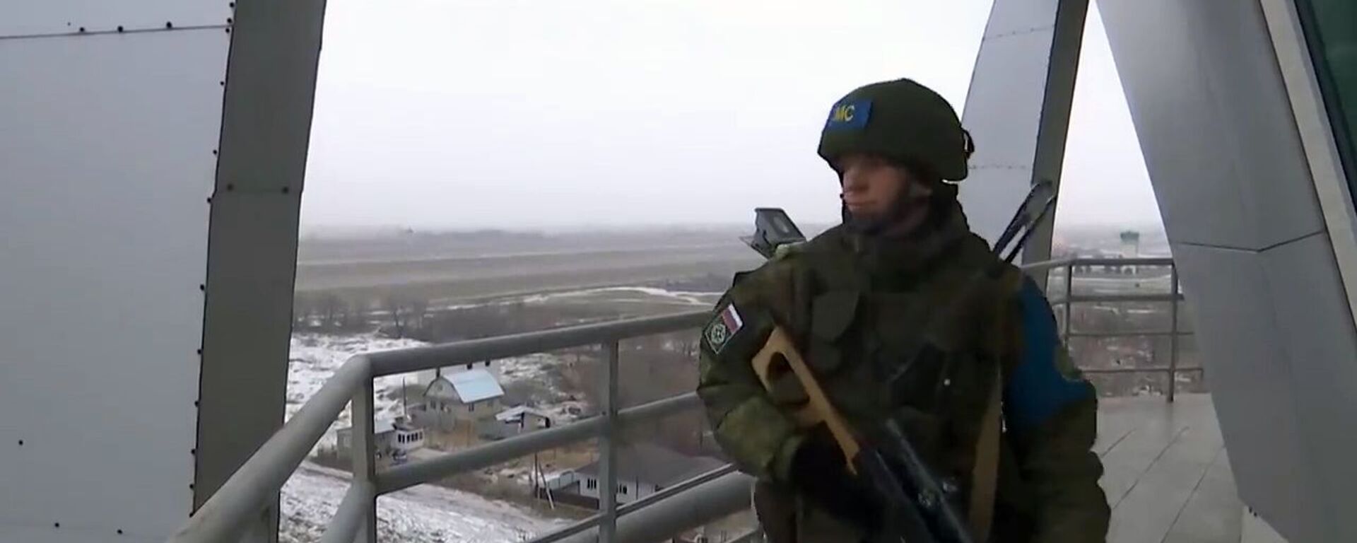 أحد عناصر قوات حفظ السلام (ضمن منظمة معاهدة الأمن الجماعي) في مطار ألماتي، كازاخستان 11 يناير 2022. - سبوتنيك عربي, 1920, 13.01.2022