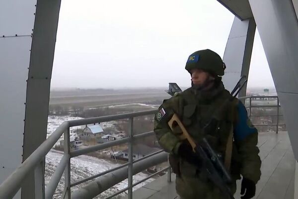 أحد عناصر قوات حفظ السلام (ضمن منظمة معاهدة الأمن الجماعي) في مطار ألماتي، كازاخستان 11 يناير 2022. - سبوتنيك عربي