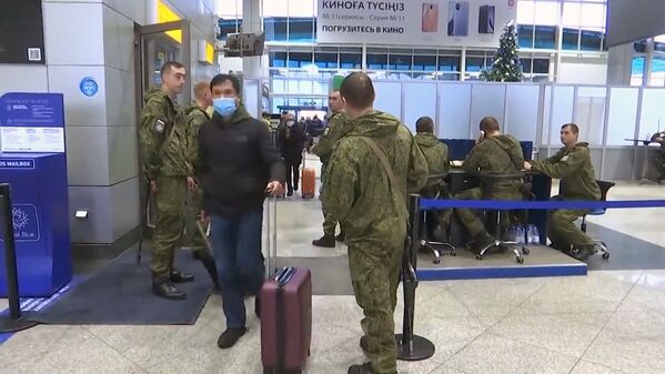 عناصر قوات حفظ السلام (ضمن منظمة معاهدة الأمن الجماعي) يستقبلون الركاب في مطار ألماتي، كازاخستان 11 يناير 2022. - سبوتنيك عربي