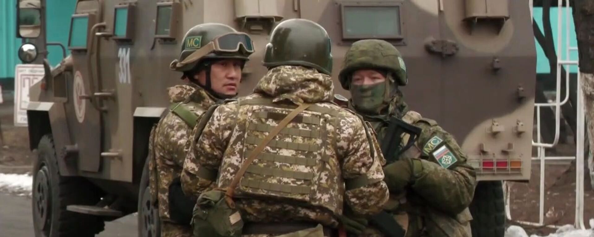 عناصر قوات حفظ السلام (ضمن منظمة معاهدة الأمن الجماعي) في مطار ألماتي، كازاخستان 11 يناير 2022. - سبوتنيك عربي, 1920, 13.01.2022