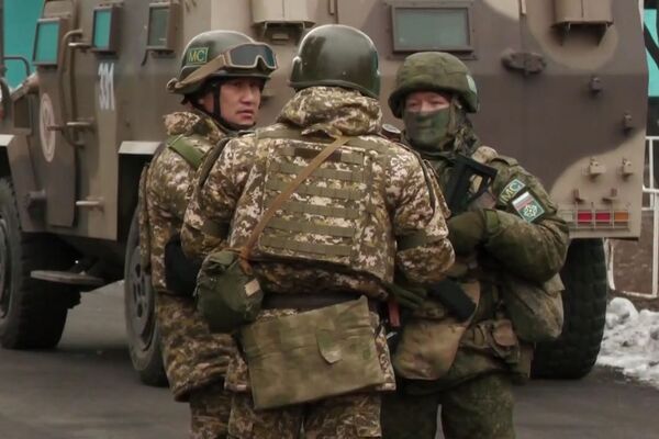 عناصر قوات حفظ السلام (ضمن منظمة معاهدة الأمن الجماعي) في مطار ألماتي، كازاخستان 11 يناير 2022. - سبوتنيك عربي