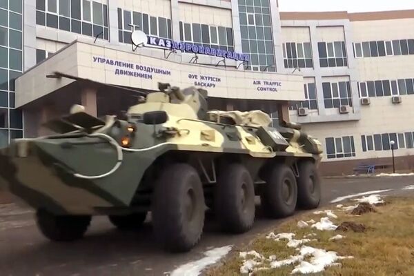 المعدات العسكرية التابعة لقوات حفظ السلام (ضمن منظمة معاهدة الأمن الجماعي) تصل مطار ألماتي، كازاخستان 11 يناير 2022. - سبوتنيك عربي