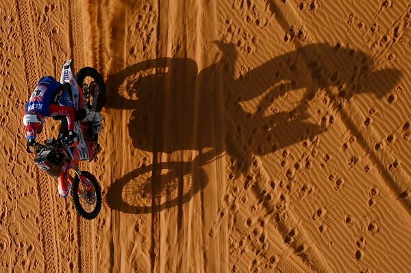 يتنافس راكب الدراجة النارية الأمريكي ماسون كلاين خلال المرحلة السابعة من رالي داكار السعودية 2022، بين الرياض والدوادمي، 9 يناير 2022. - سبوتنيك عربي